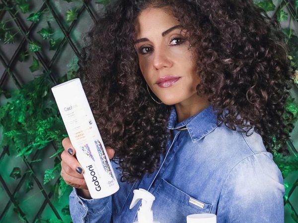Quer cachos definidos? Melhores práticas usando creme de definição