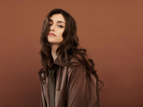 Como a cor de cabelo café escuro pode redefinir seu visual